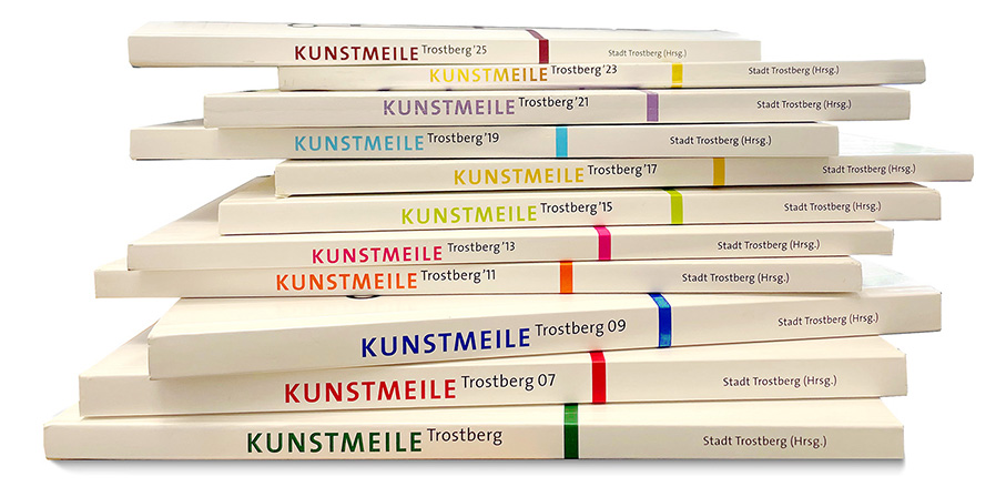 Katalogstapel Kunstmeile (Hrsg. Stadt Trostberg)